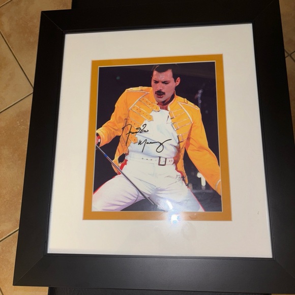 Freddie Mercury iconic picture from his concert Autographed comes with COA - Picture 1 of 8